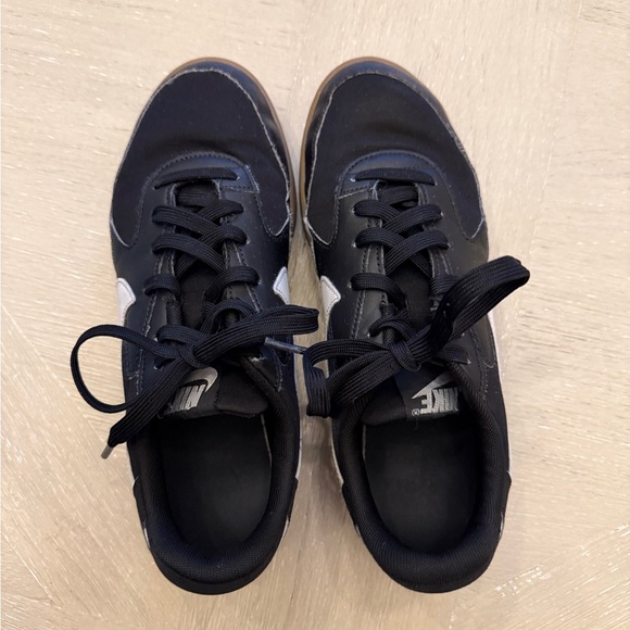 Nike Big Kids Black and White Sneakers with Brown Sole Terra Manta - Picture 4 of 8